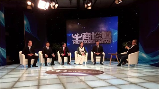 數(shù)碼彩涂料董事長陳兆良（右二）參與《牛商論道》錄制現(xiàn)場