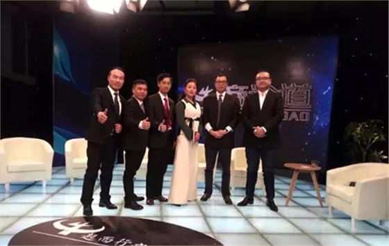 數(shù)碼彩涂料董事長陳兆良（右二）與《牛商論道》主持人朱軼及眾企業(yè)家合影