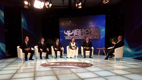 數(shù)碼彩涂料董事長陳兆良（右二）參與《牛商論道》錄制現(xiàn)場