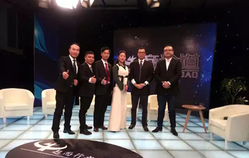 數(shù)碼彩涂料董事長陳兆良（右二）與《牛商論道》主持人朱軼及眾企業(yè)家合影