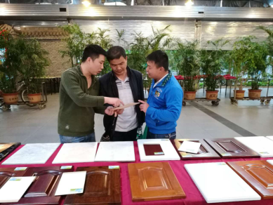 會(huì)議參會(huì)來(lái)賓現(xiàn)場(chǎng)鑒賞及交流數(shù)碼彩涂裝效果