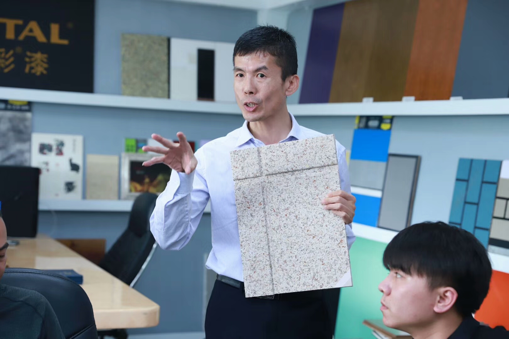 歡迎廣東涂協(xié)、經(jīng)銷商分會經(jīng)銷商代表蒞臨數(shù)碼彩指導(dǎo)