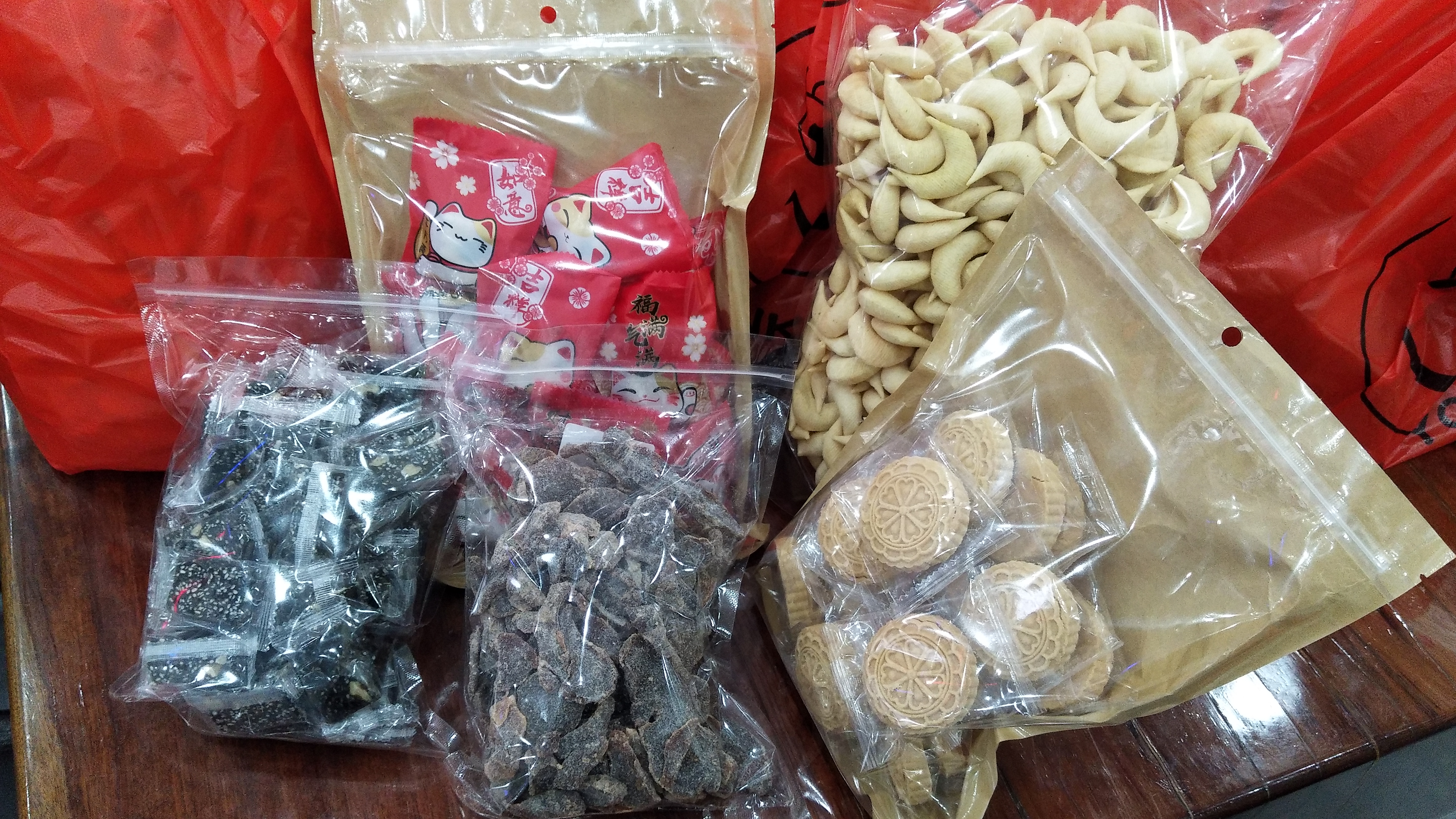 滿滿的零食，充滿著滿滿的愛。 在忙著戰(zhàn)斗的同時，不要忘記妳們原本的童真。